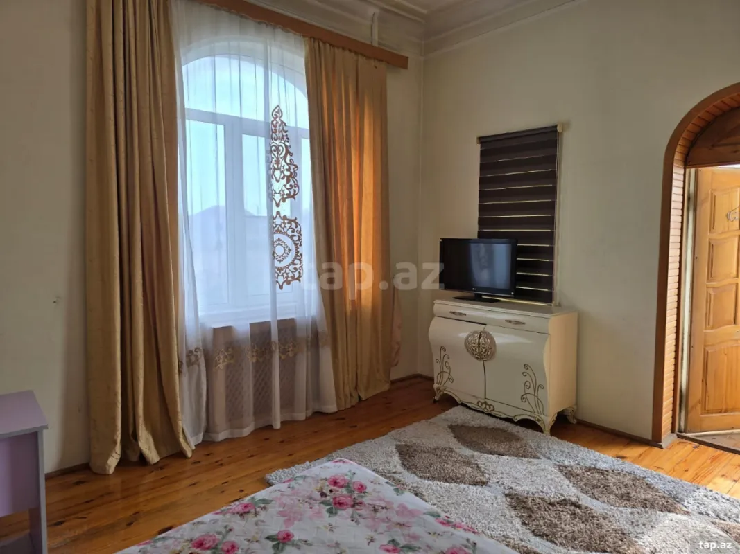 Satılır 10 otaqlı həyət evi