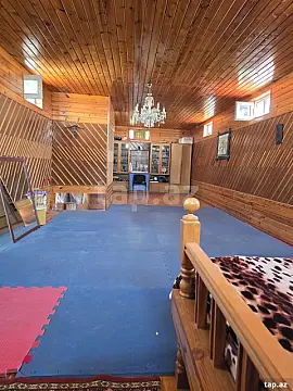 Satılır 10 otaqlı həyət evi