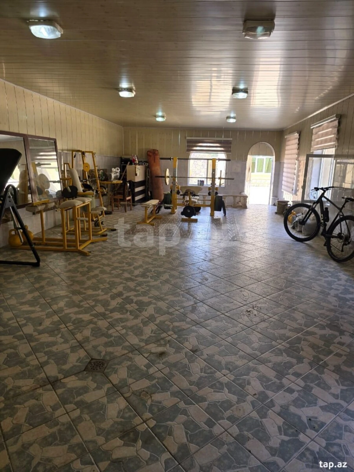 Satılır 10 otaqlı həyət evi