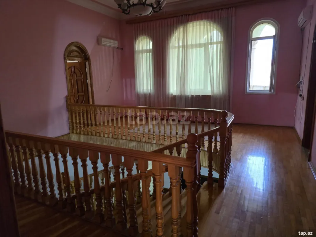 Satılır 10 otaqlı həyət evi