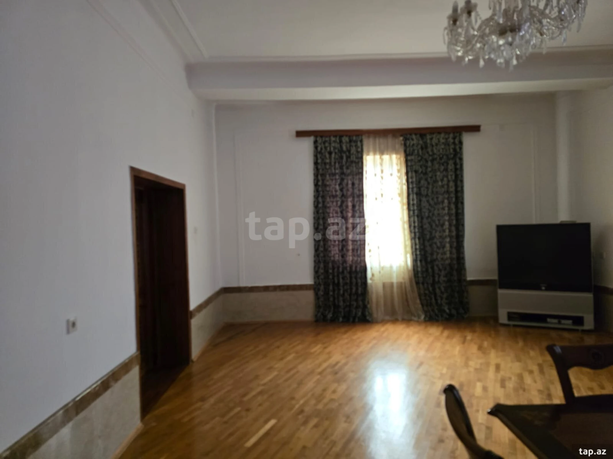 Satılır 10 otaqlı həyət evi