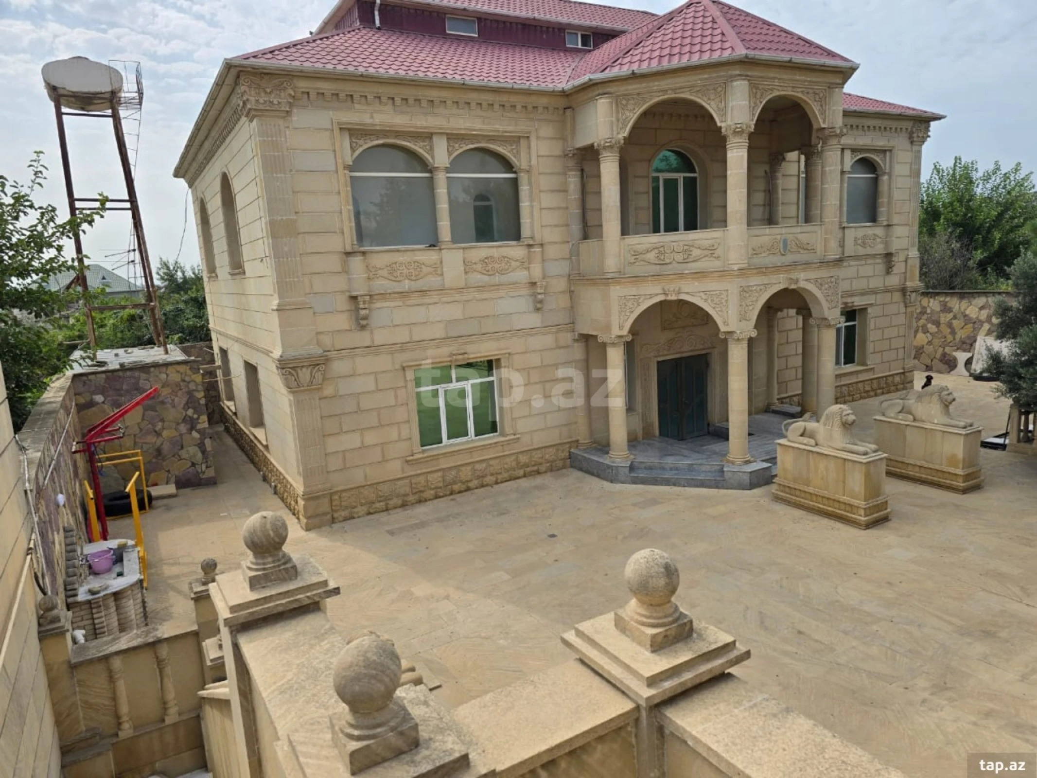 Satılır 10 otaqlı həyət evi