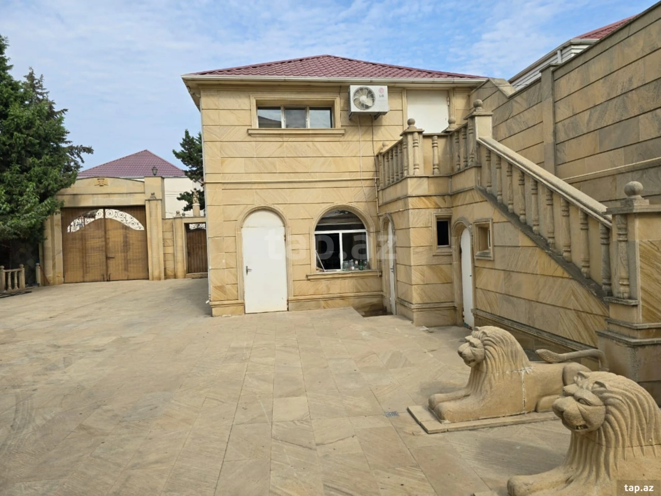 Satılır 10 otaqlı həyət evi