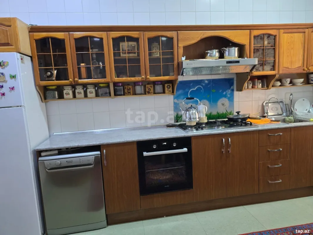 Satılır 10 otaqlı həyət evi