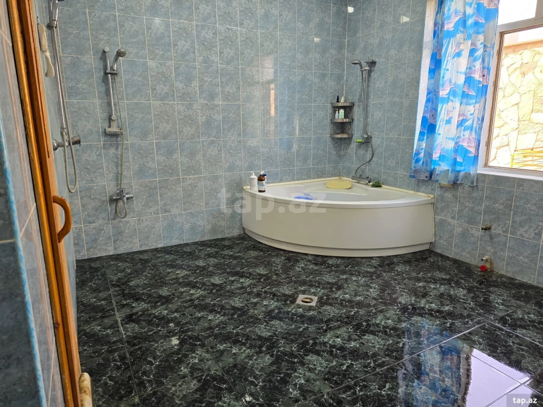 Satılır 10 otaqlı həyət evi