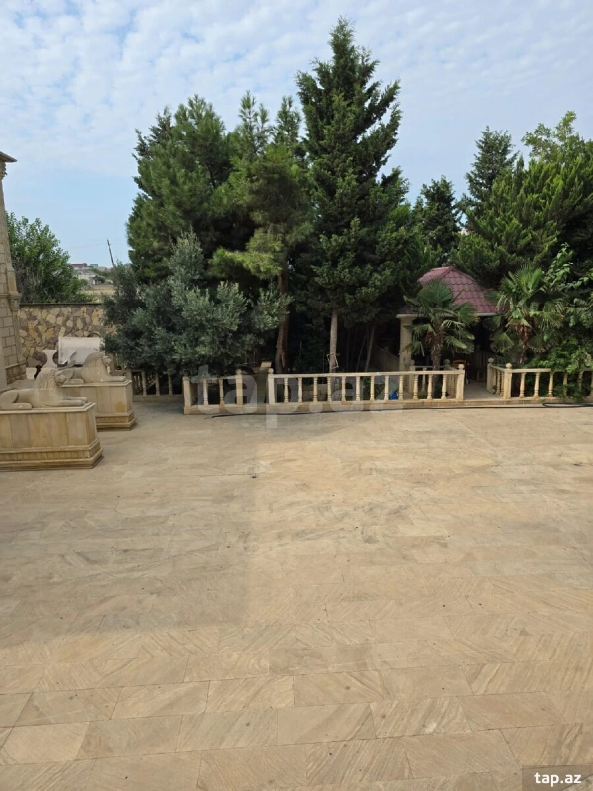 Satılır 10 otaqlı həyət evi