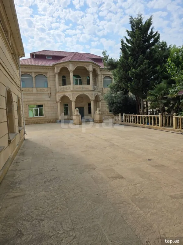 Satılır 10 otaqlı həyət evi