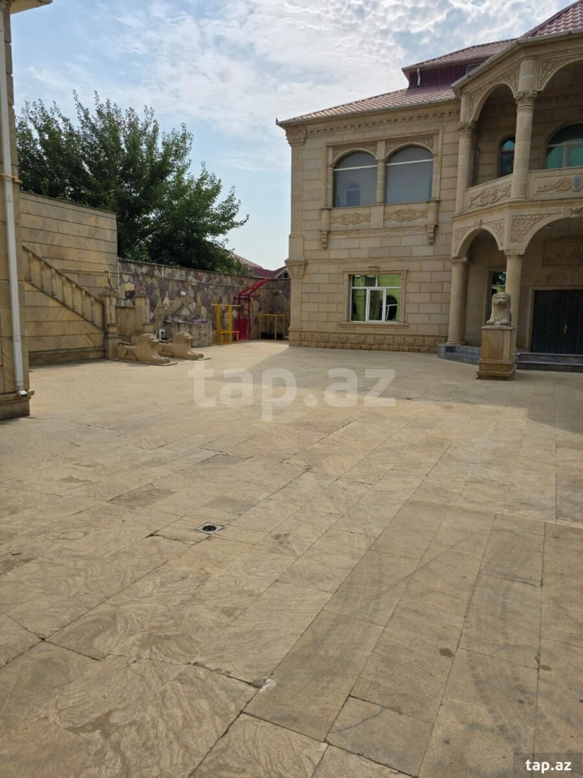 Satılır 10 otaqlı həyət evi