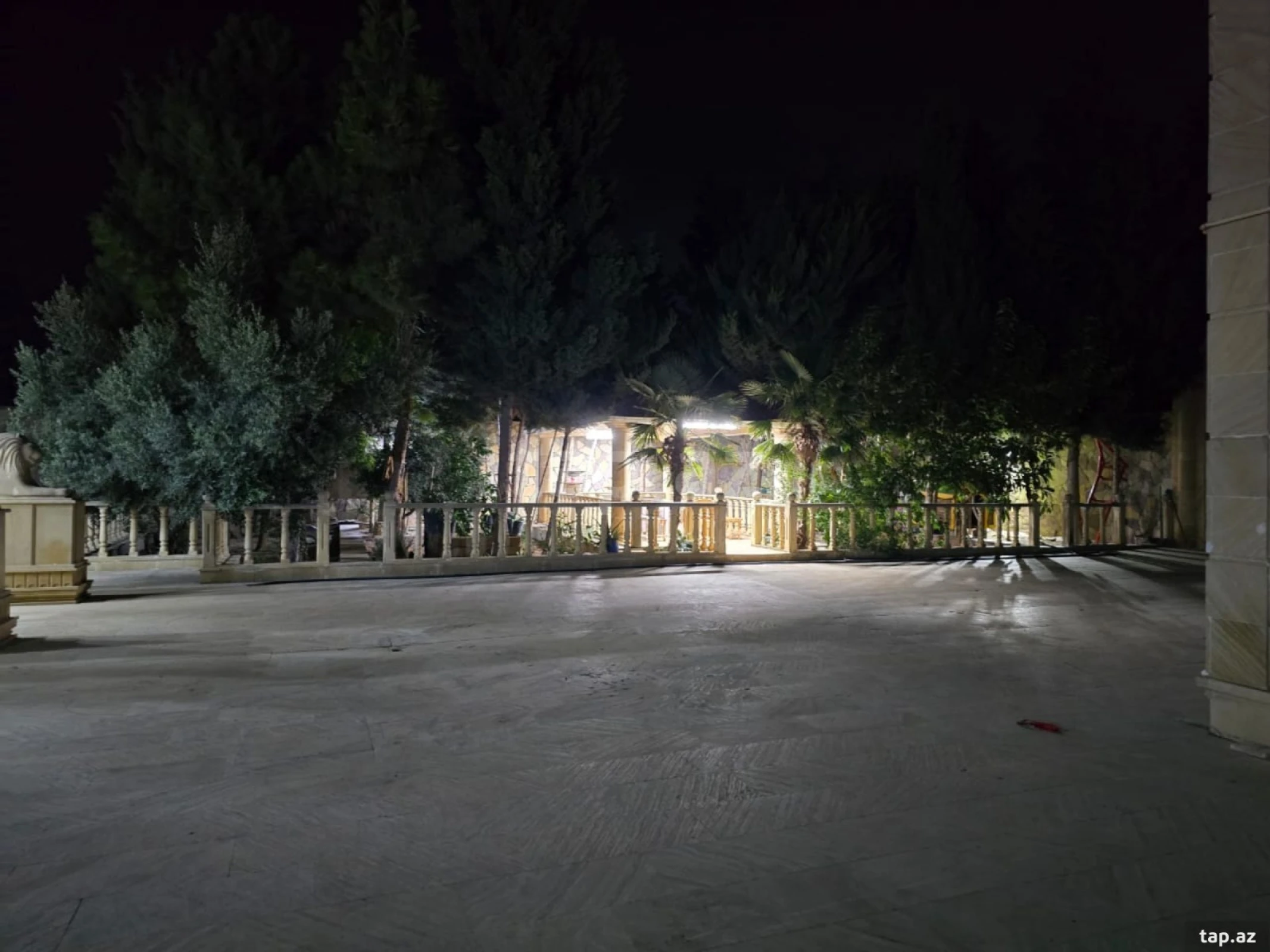 Satılır 10 otaqlı həyət evi