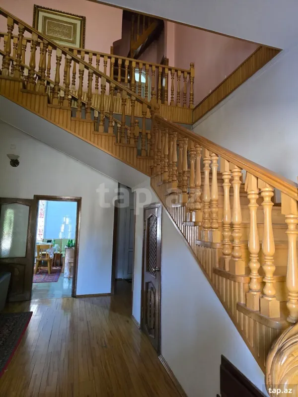 Satılır 10 otaqlı həyət evi