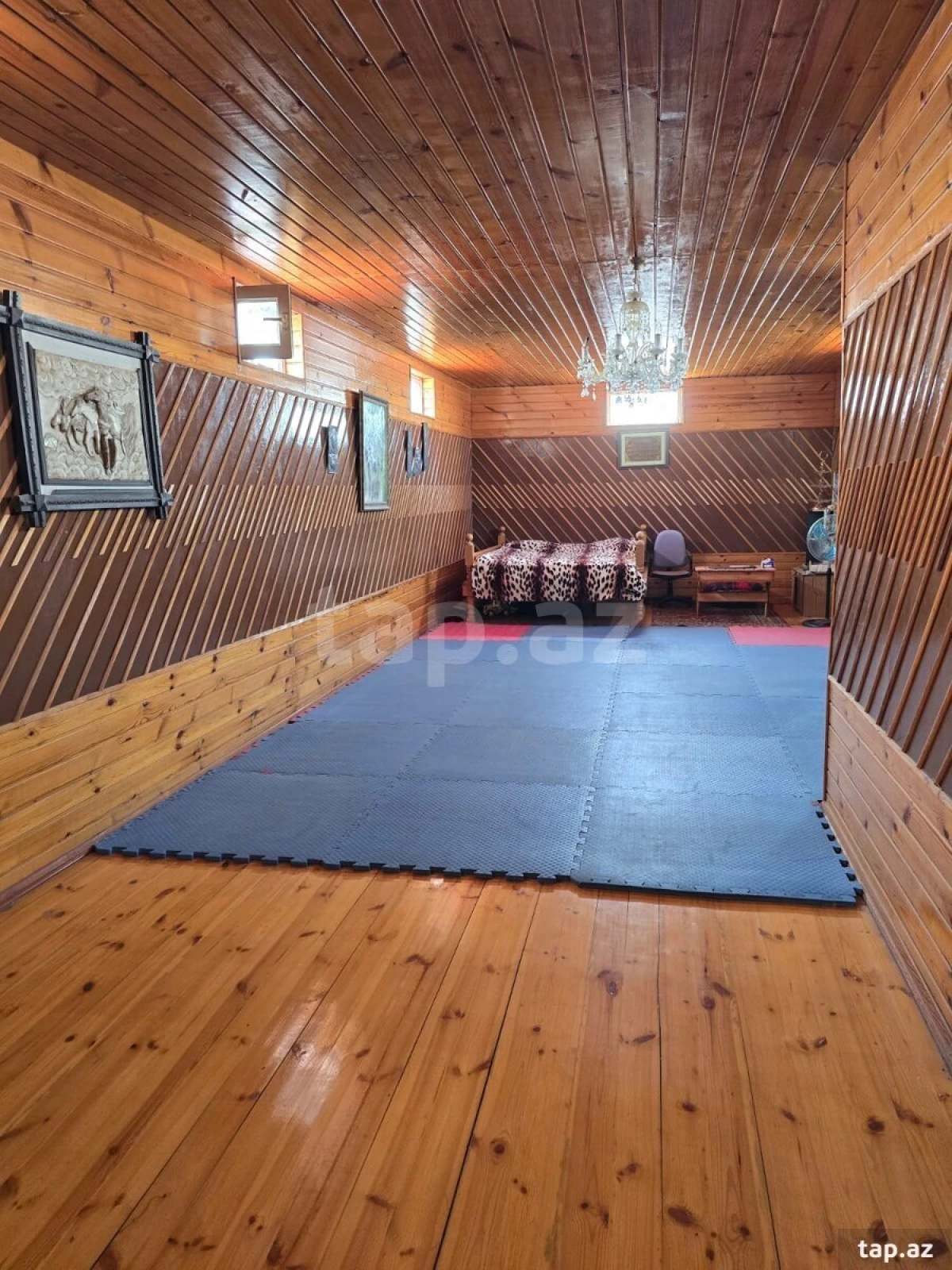 Satılır 10 otaqlı həyət evi