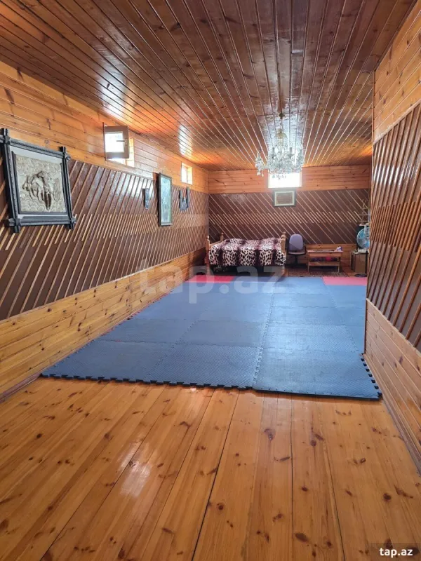 Satılır 10 otaqlı həyət evi