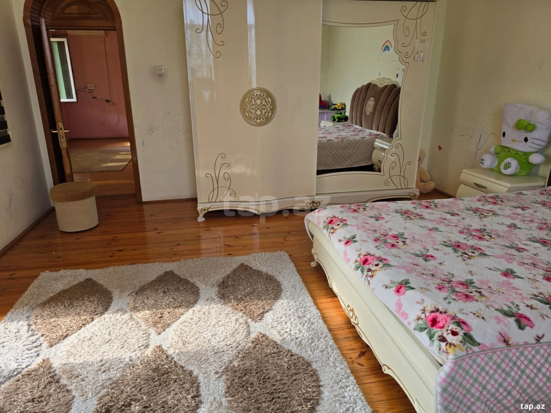 Satılır 10 otaqlı həyət evi