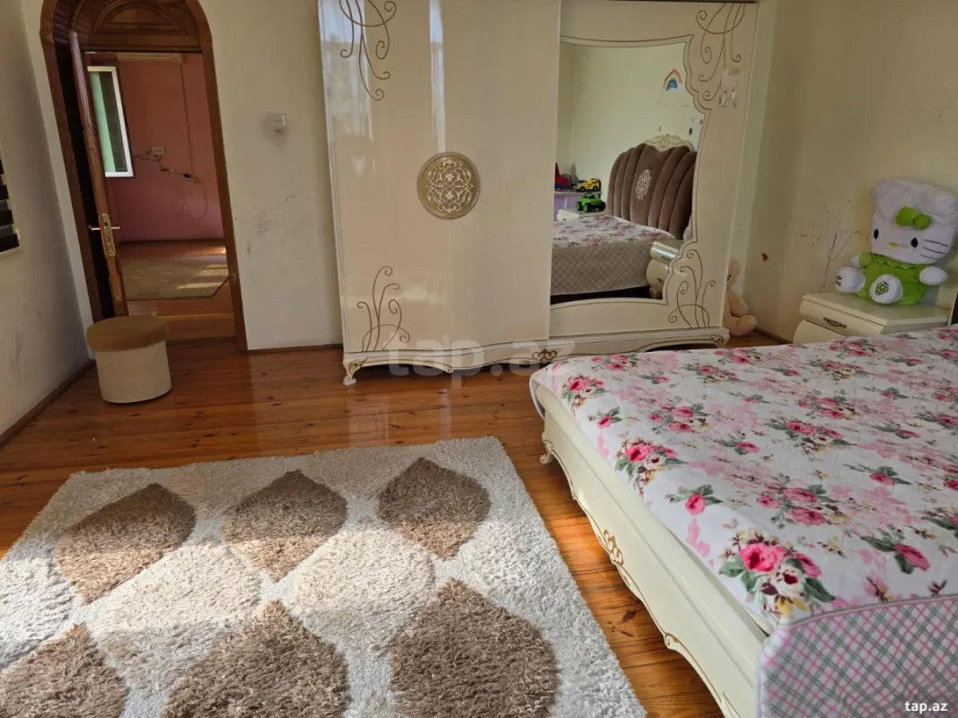 Satılır 10 otaqlı həyət evi