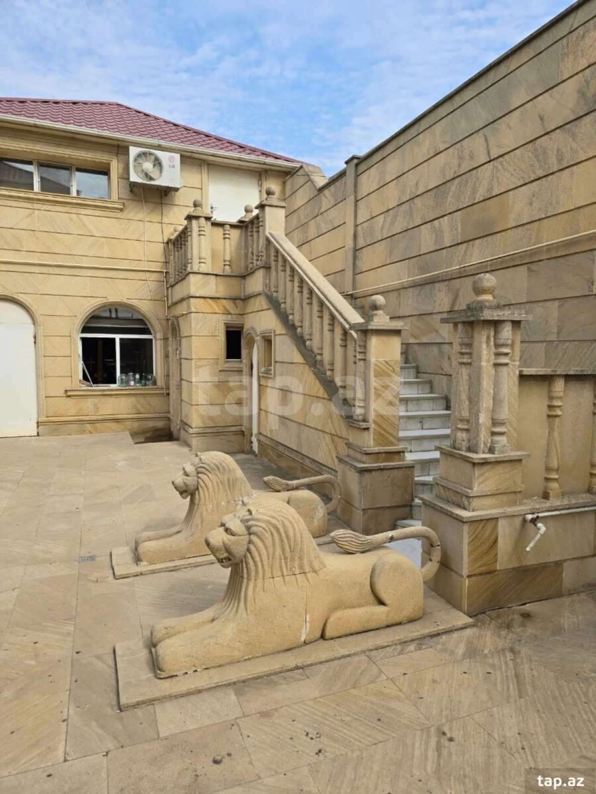 Satılır 10 otaqlı həyət evi