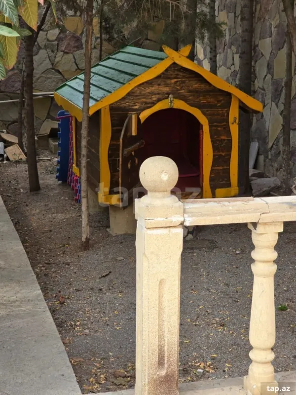 Satılır 10 otaqlı həyət evi