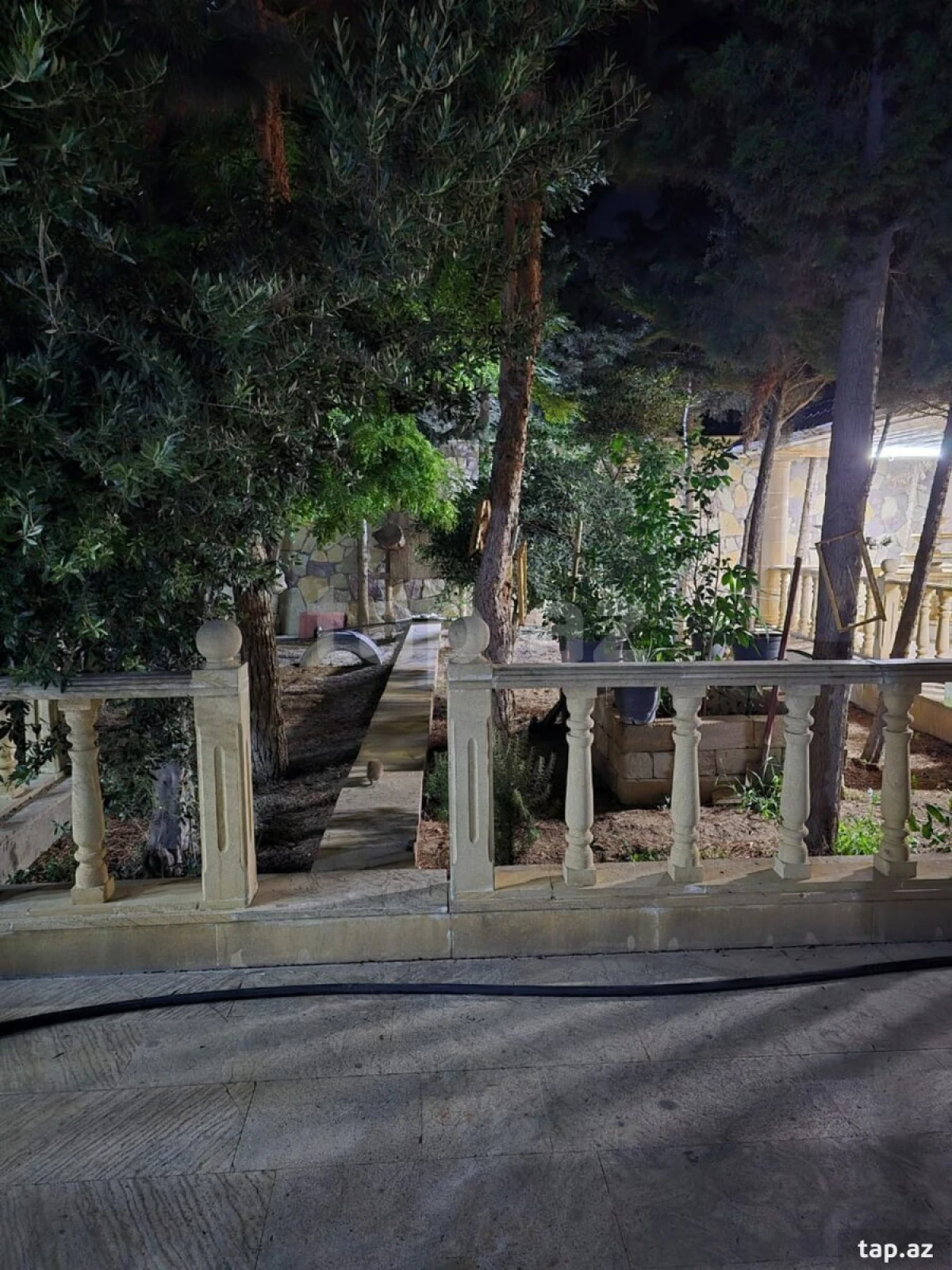 Satılır 10 otaqlı həyət evi