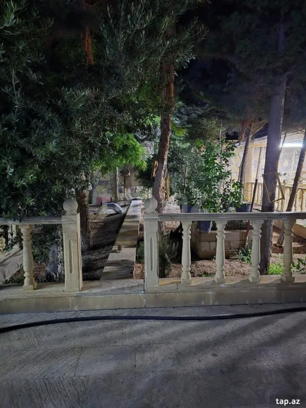 Satılır 10 otaqlı həyət evi