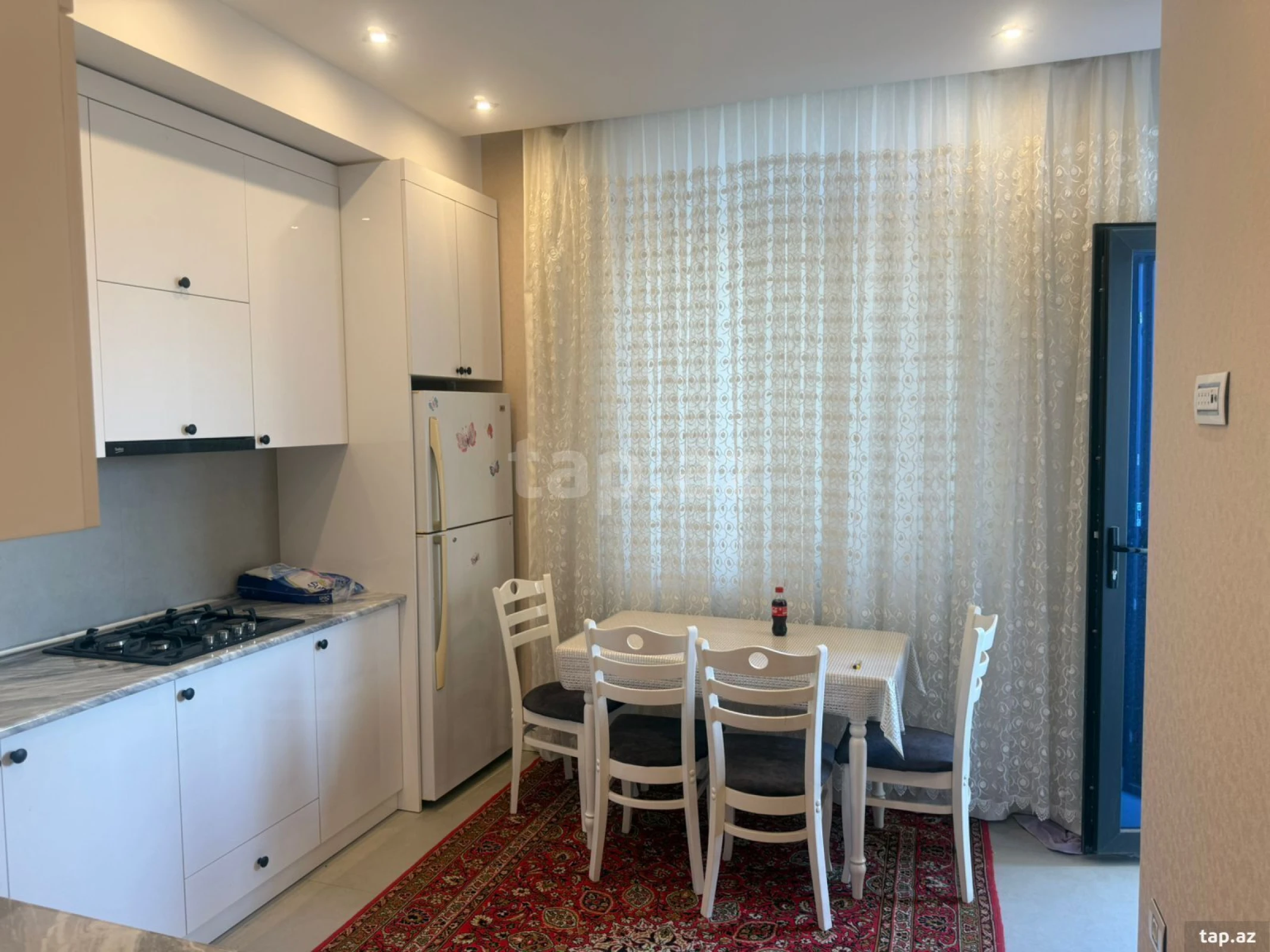 Kirayə verilir 3 otaqlı yeni tikili 137 m²