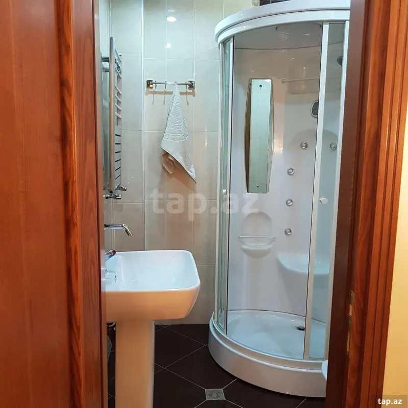 Kirayə verilir 3 otaqlı yeni tikili 170 m²