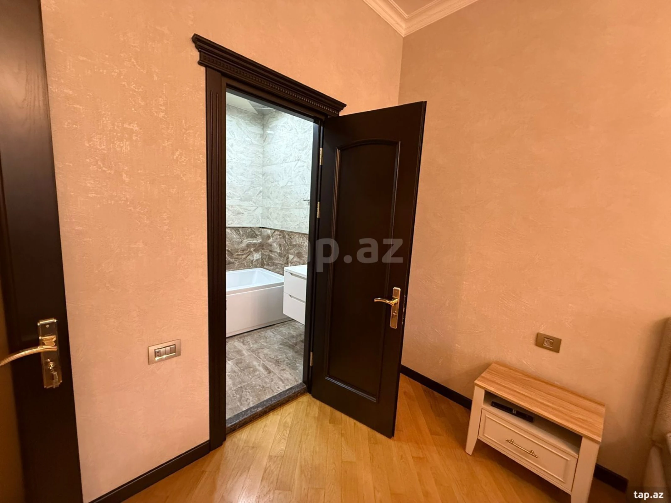 Kirayə verilir 3 otaqlı yeni tikili 153 m²