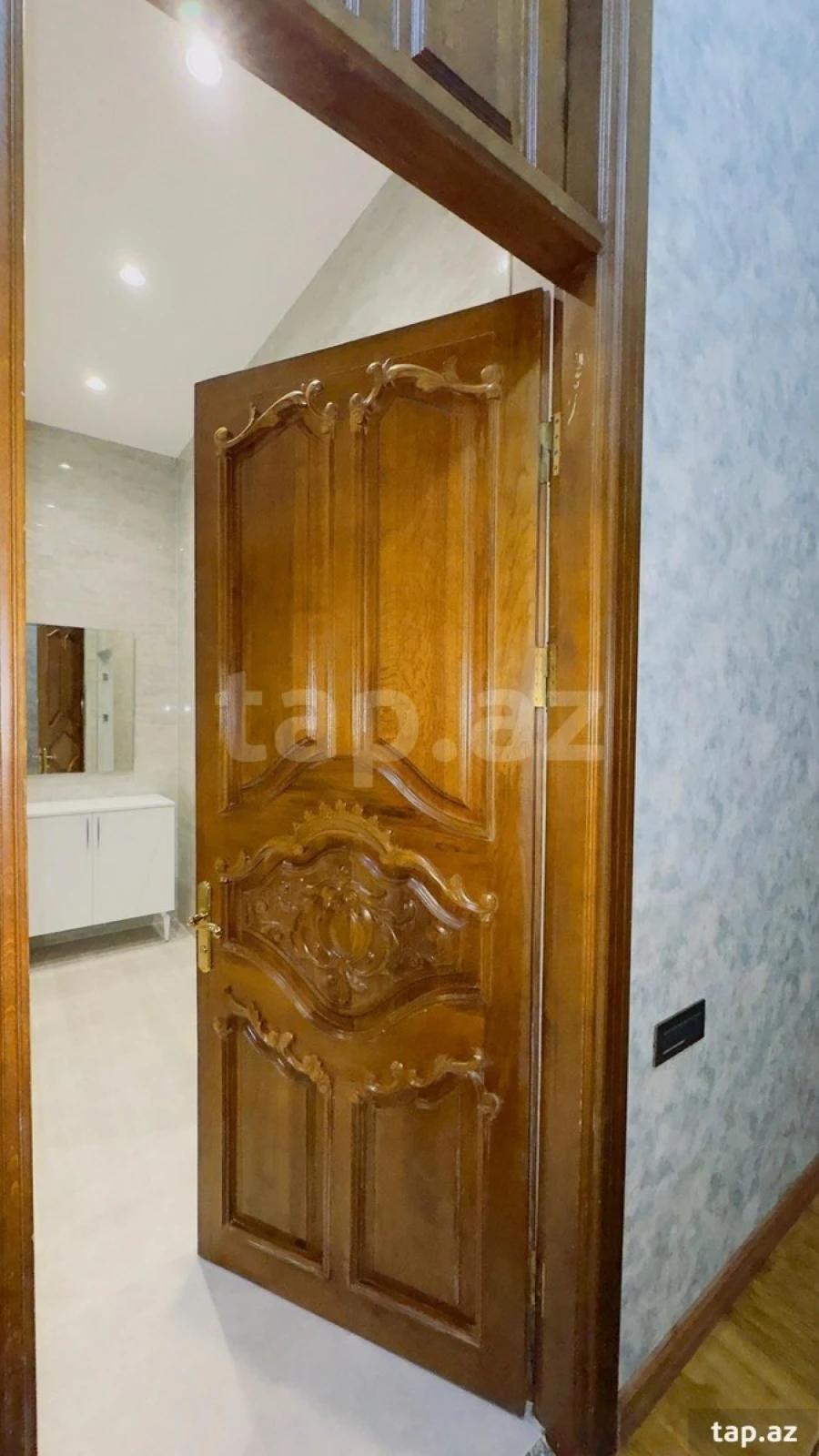 Satılır 5 otaqlı mənzil 220 m²