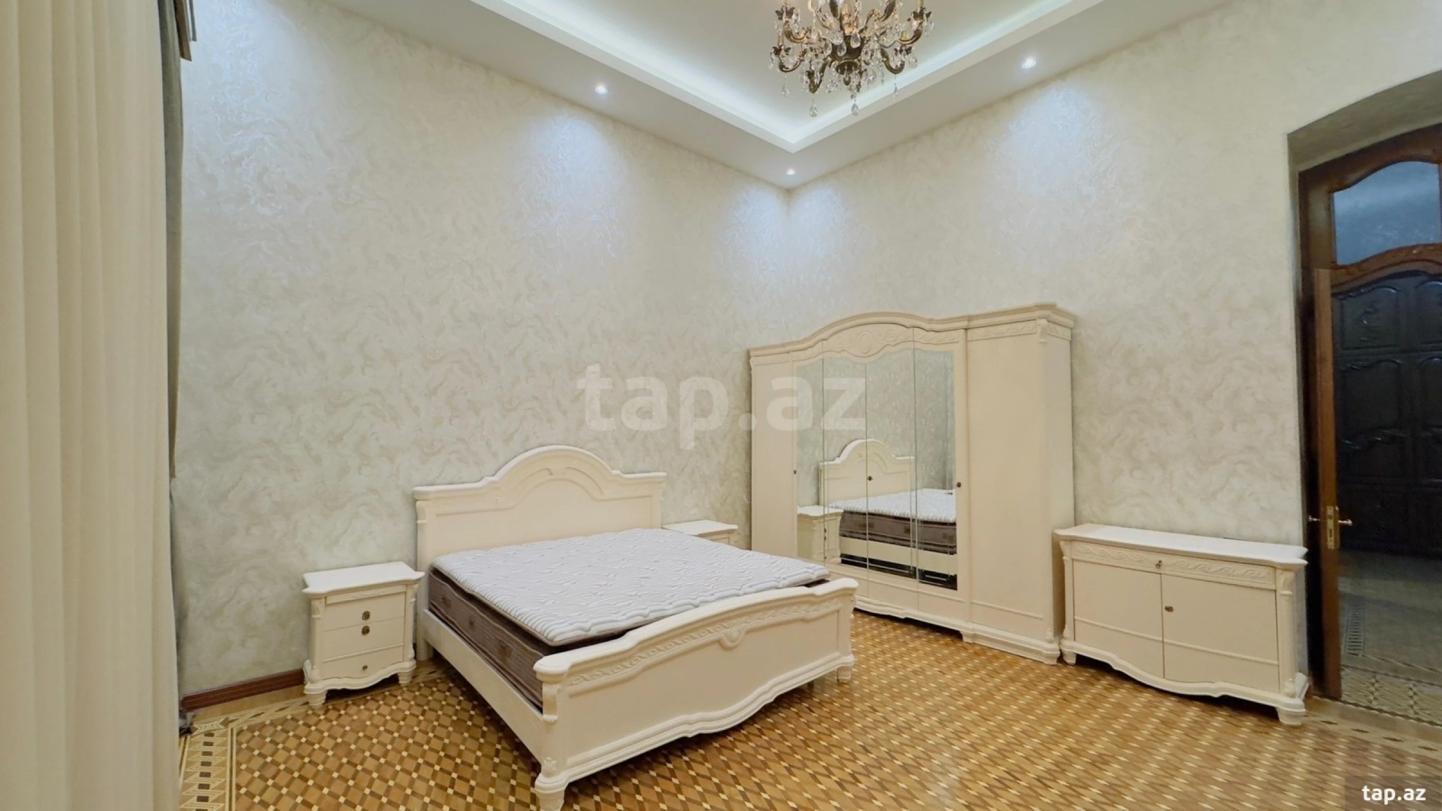 Satılır 5 otaqlı mənzil 220 m²