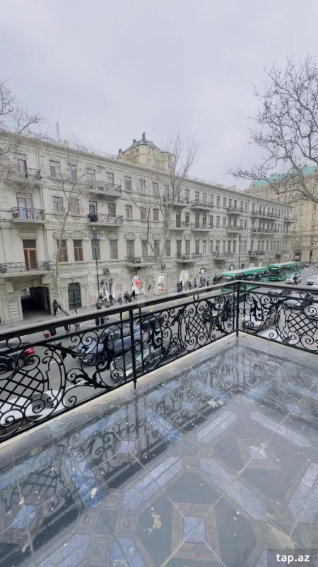 Satılır 5 otaqlı mənzil 220 m²