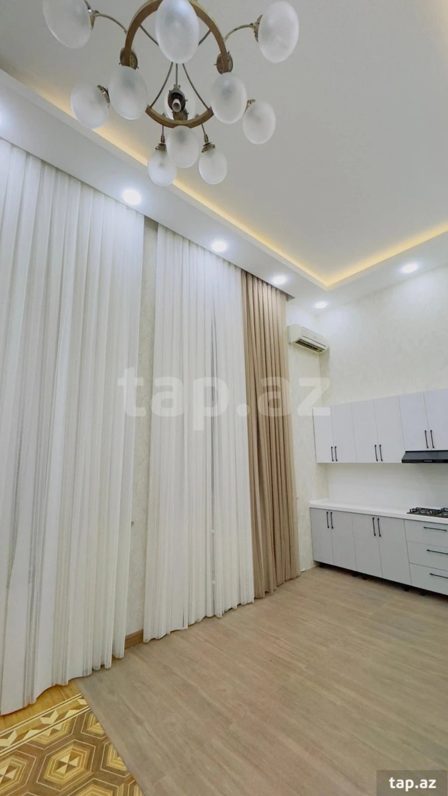 Satılır 5 otaqlı mənzil 220 m²