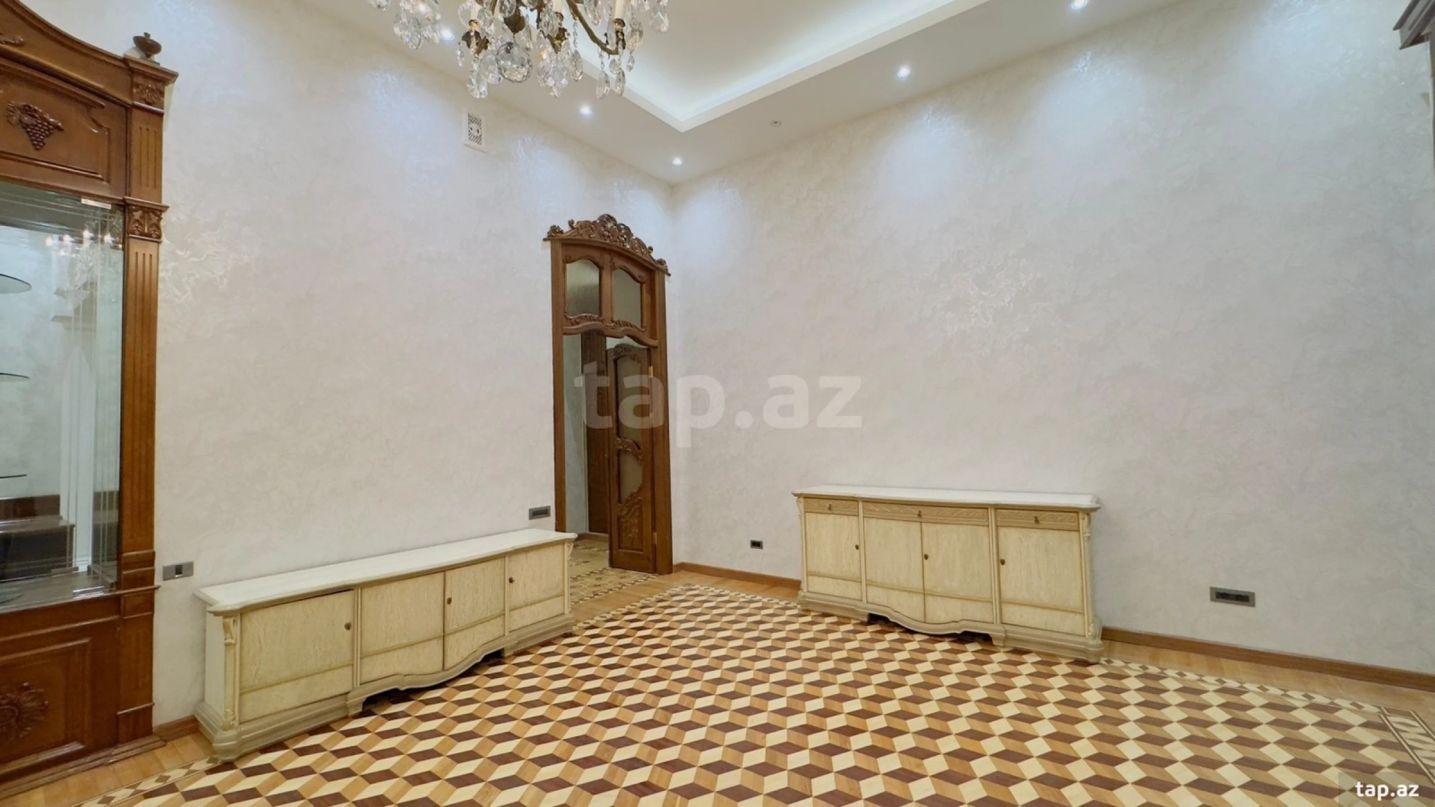Satılır 5 otaqlı mənzil 220 m²