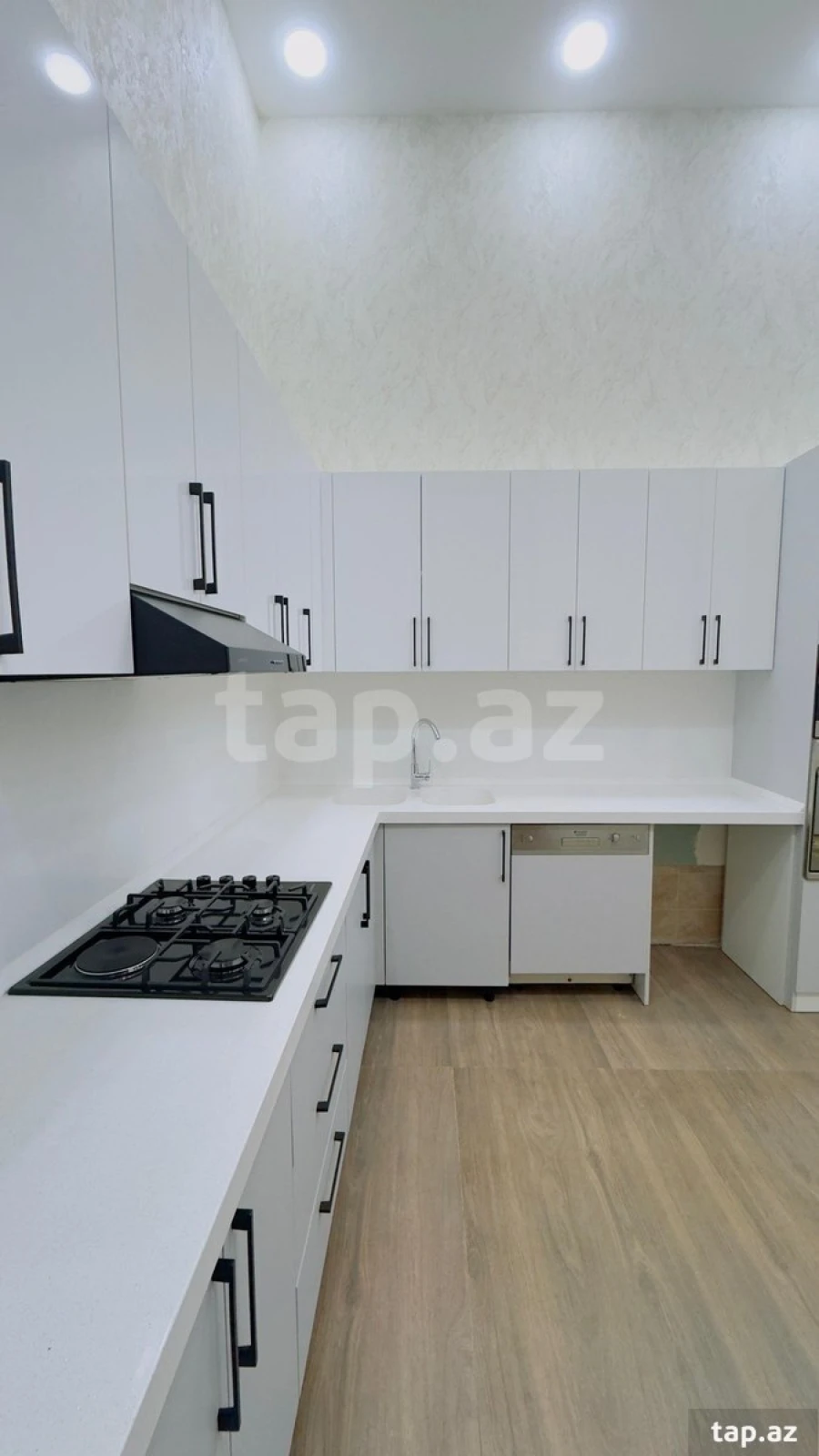 Satılır 5 otaqlı mənzil 220 m²