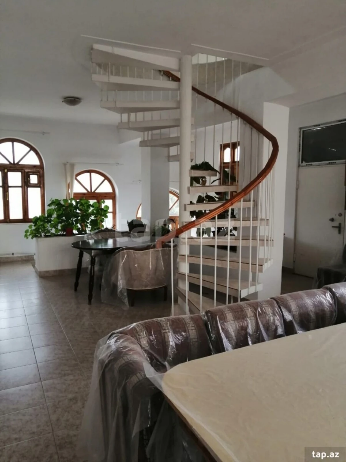 Satılır 6 otaqlı həyət evi