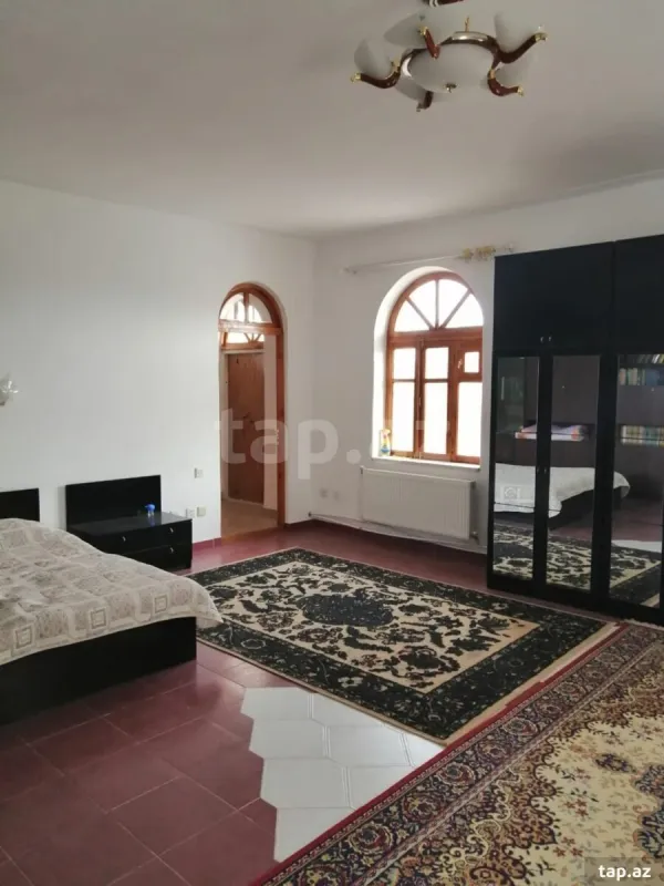 Satılır 6 otaqlı həyət evi