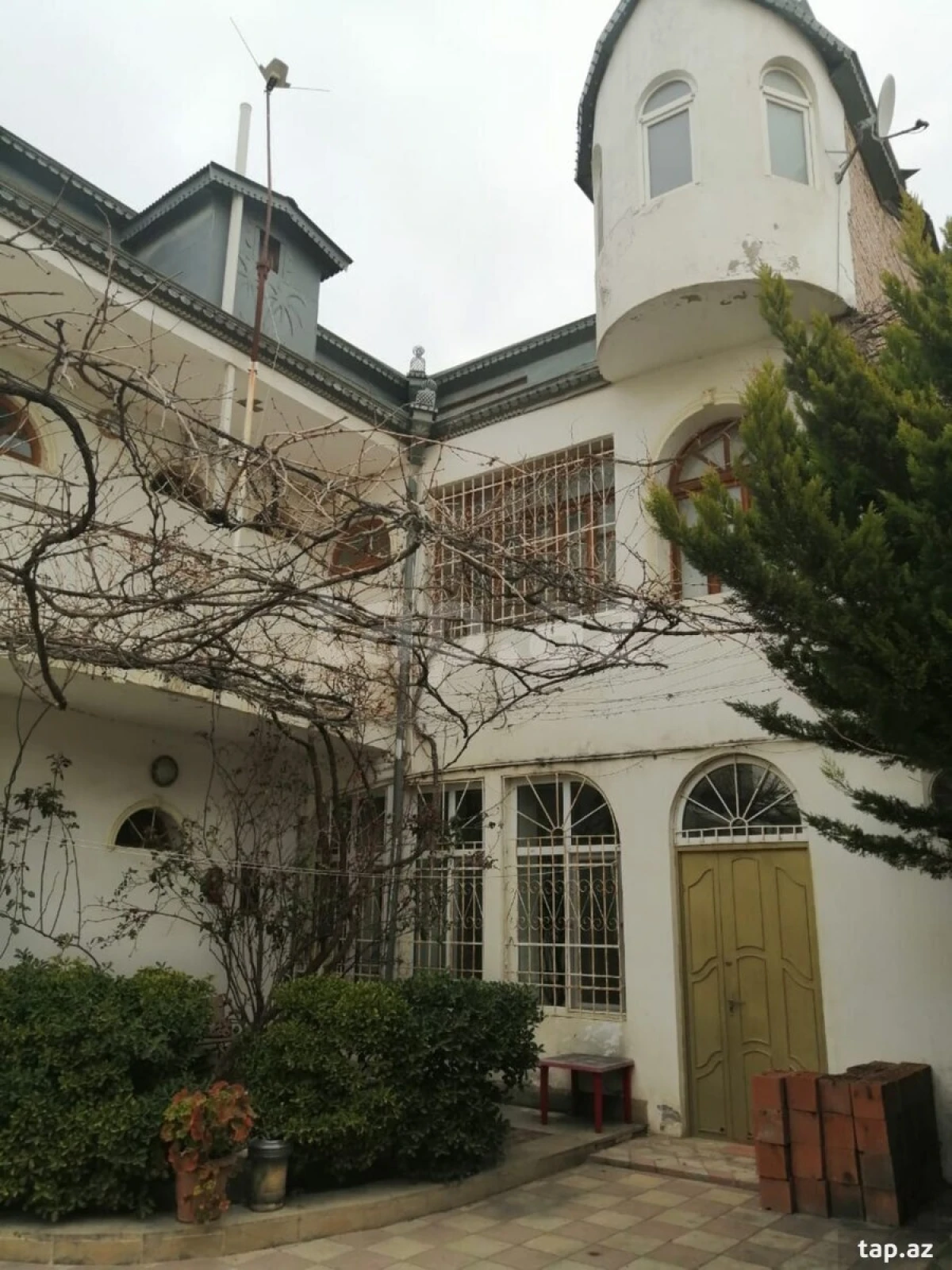 Satılır 6 otaqlı həyət evi