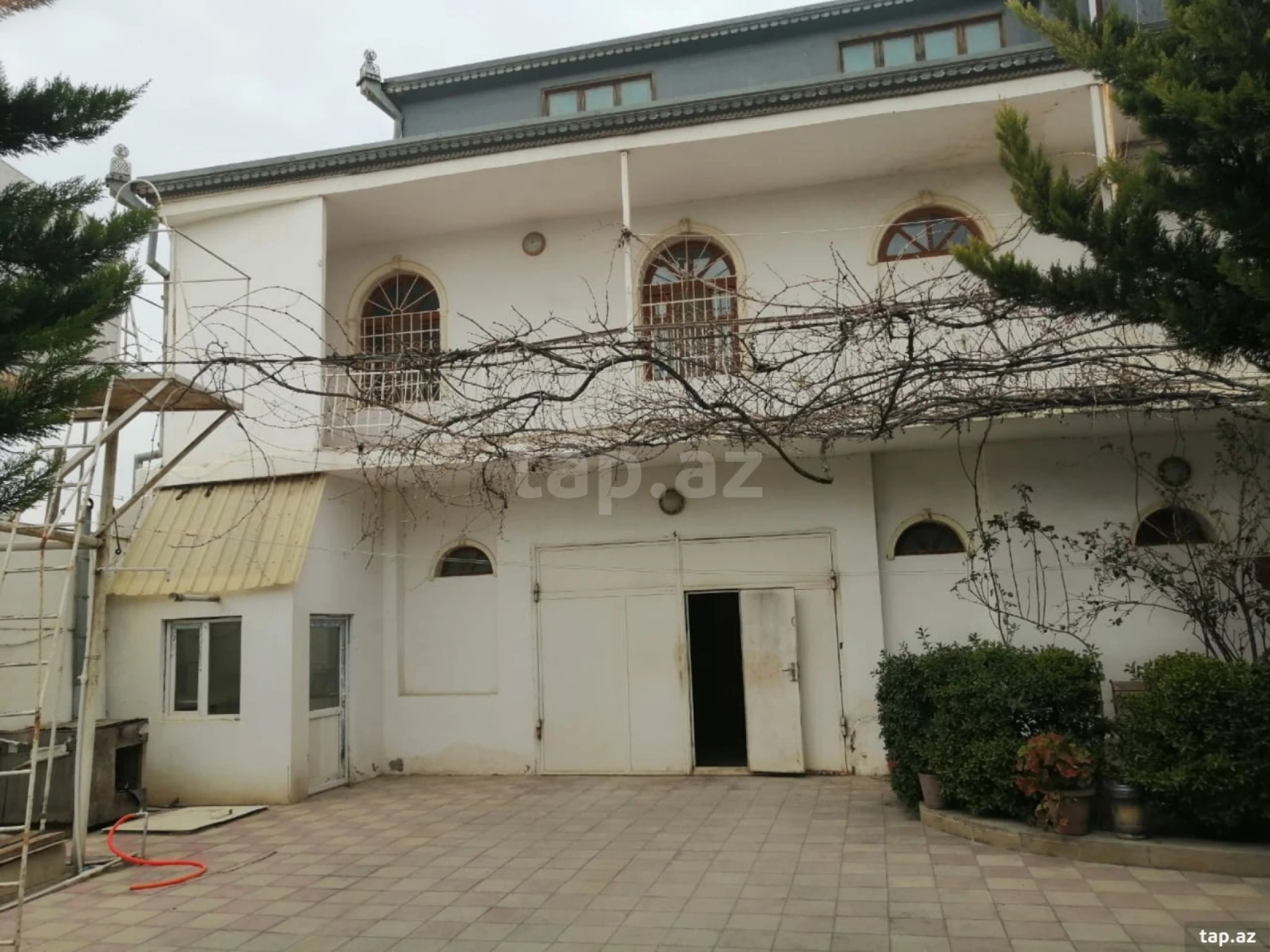 Satılır 6 otaqlı həyət evi