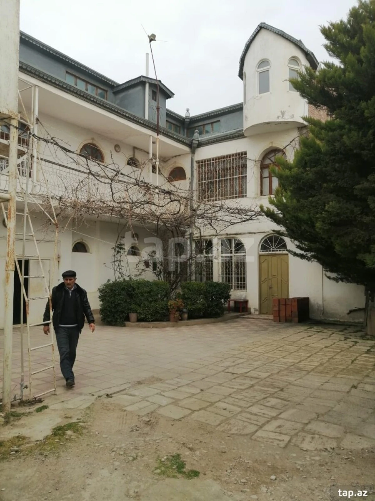 Satılır 6 otaqlı həyət evi