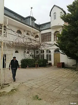 Satılır 6 otaqlı həyət evi