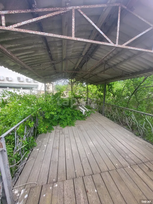 Satılır 6 otaqlı həyət evi