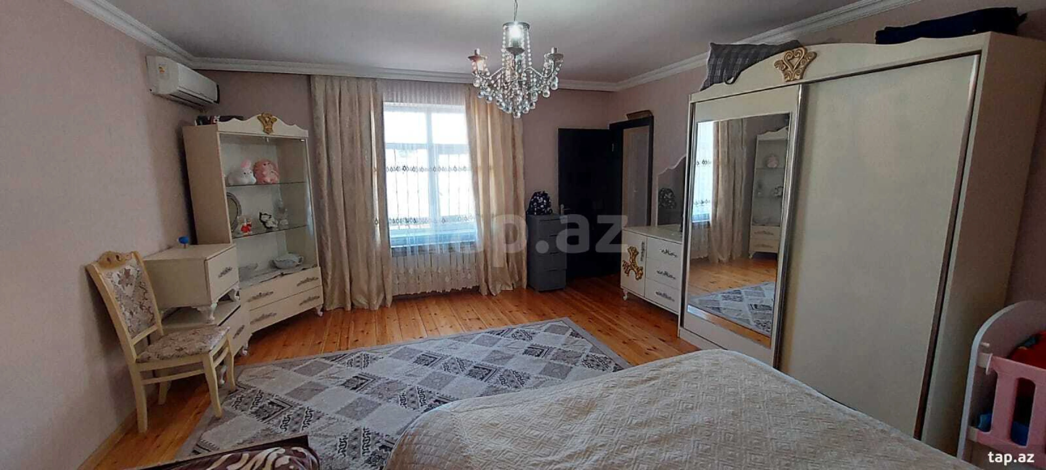 Satılır 5 otaqlı həyət evi 1500 m²