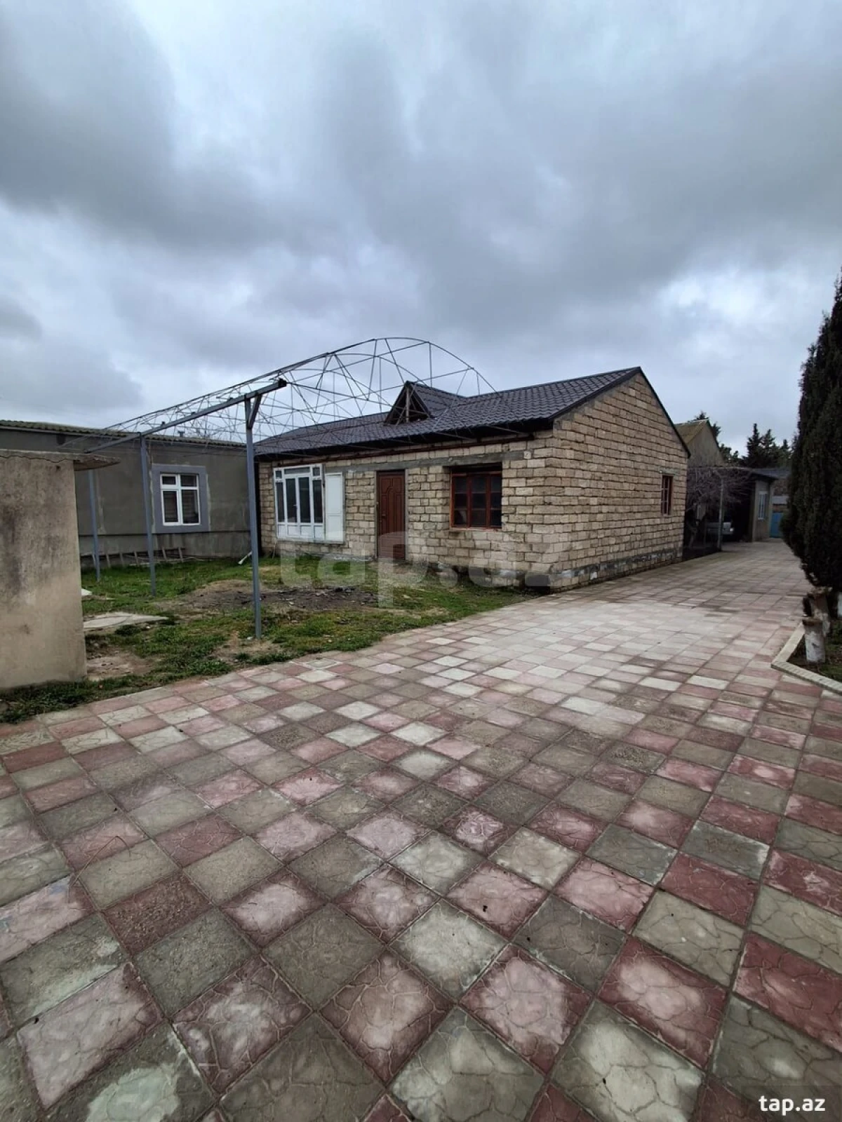 Satılır 6 otaqlı həyət evi