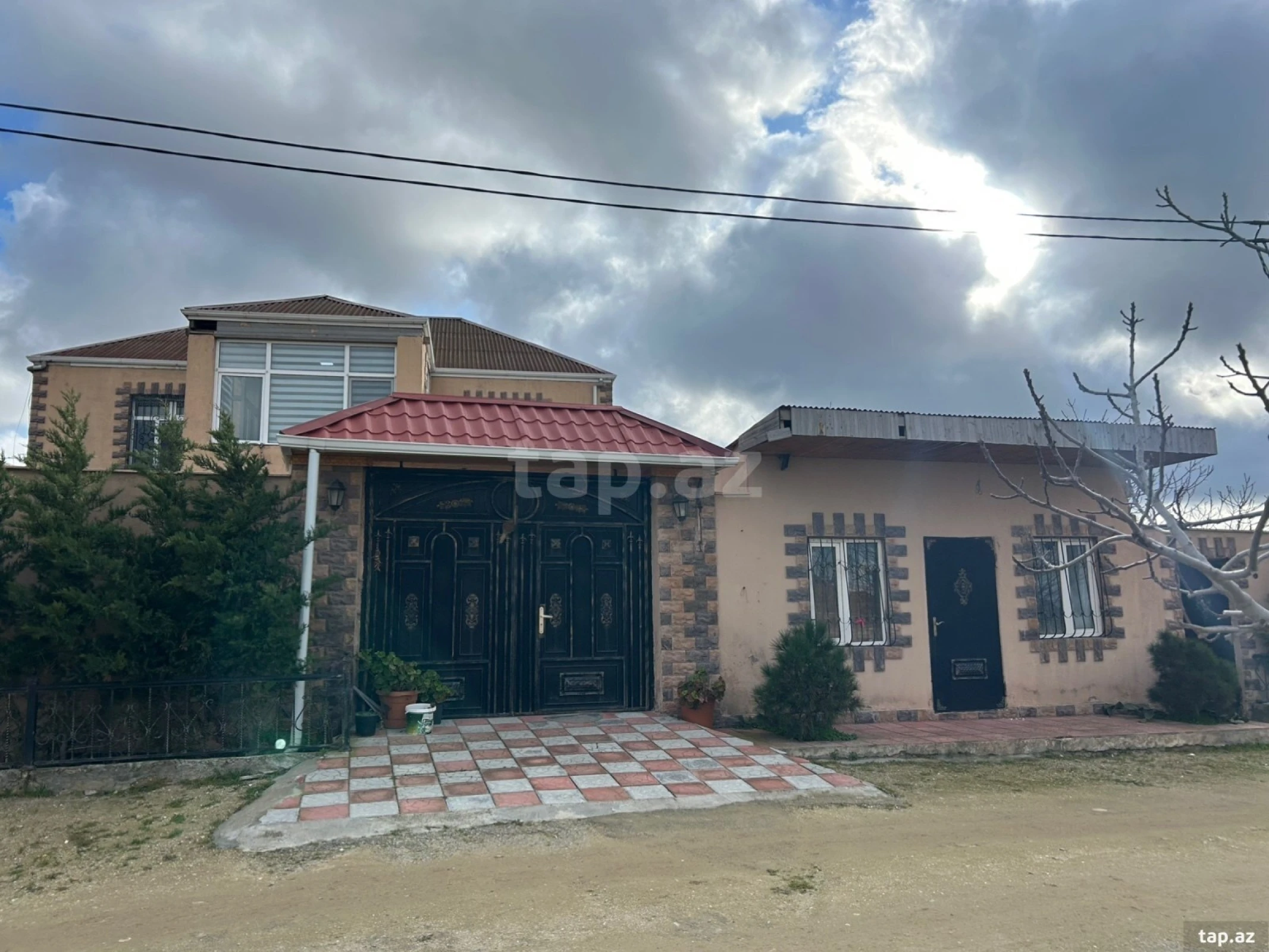 Satılır 6 otaqlı həyət evi