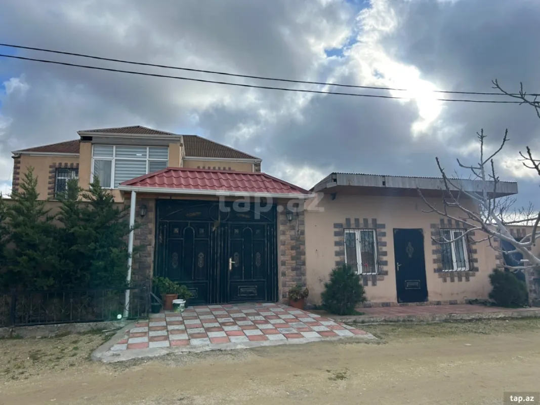 Satılır 6 otaqlı həyət evi