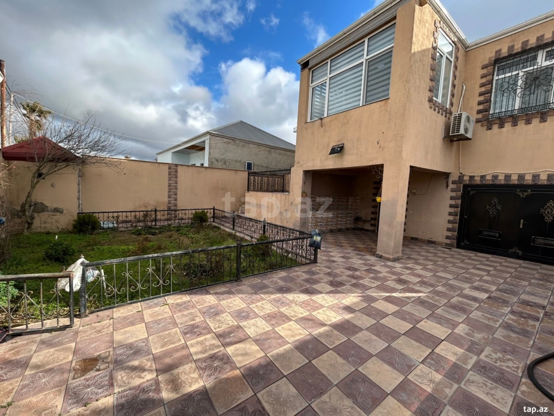 Satılır 6 otaqlı həyət evi