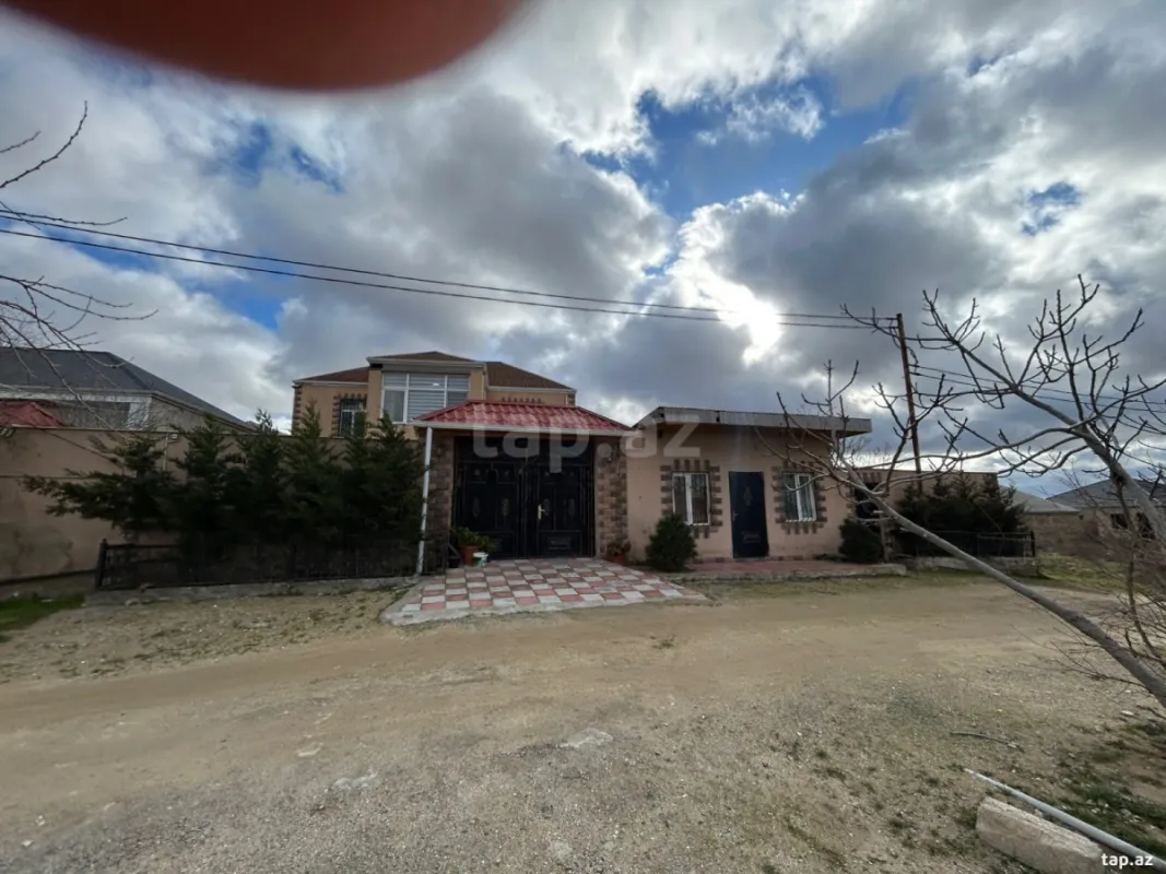 Satılır 6 otaqlı həyət evi