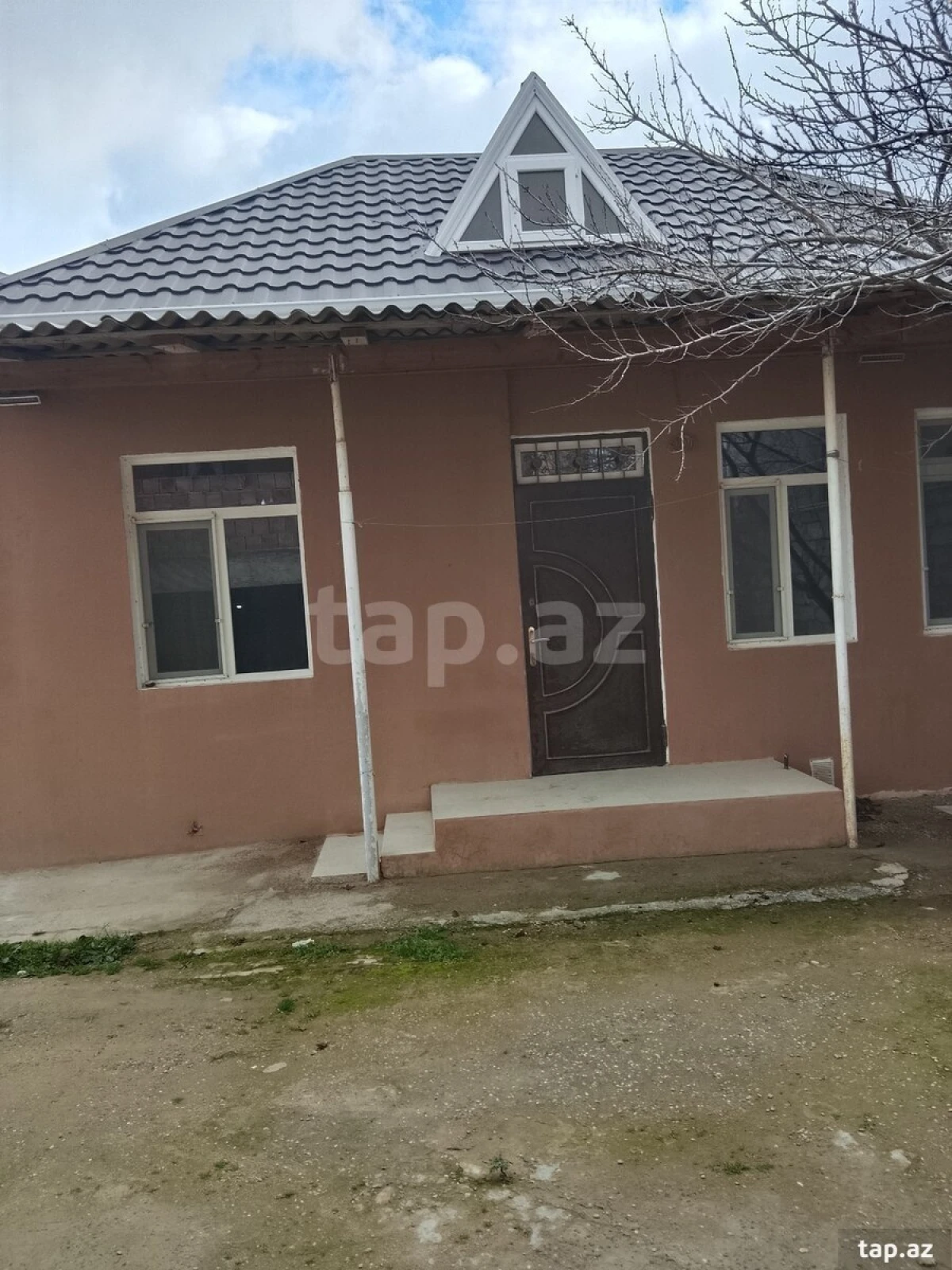 Satılır 11 otaqlı həyət evi