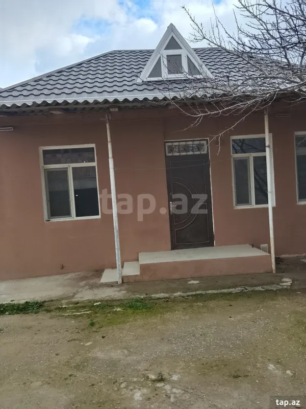 Satılır 11 otaqlı həyət evi