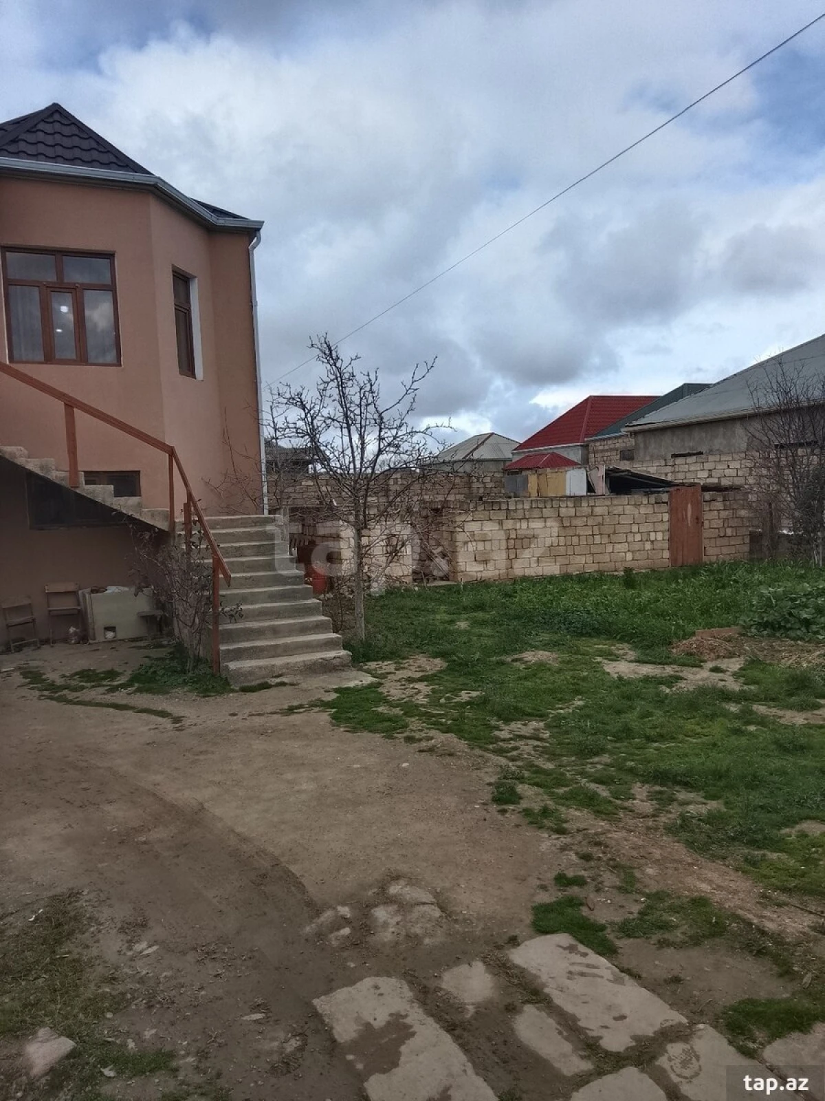 Satılır 11 otaqlı həyət evi