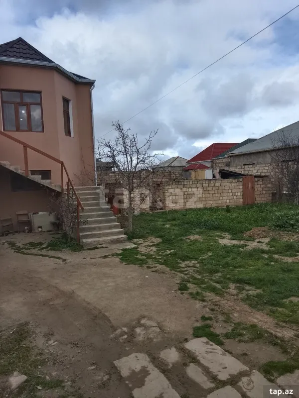 Satılır 11 otaqlı həyət evi