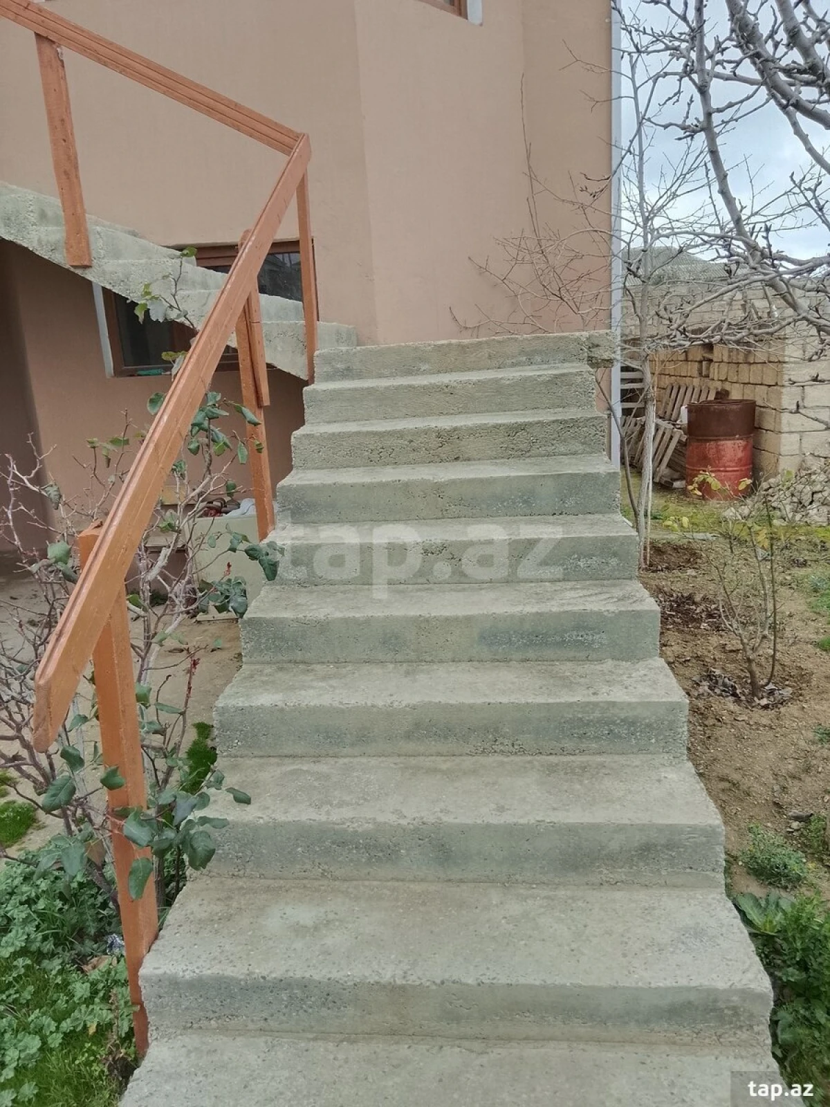 Satılır 11 otaqlı həyət evi