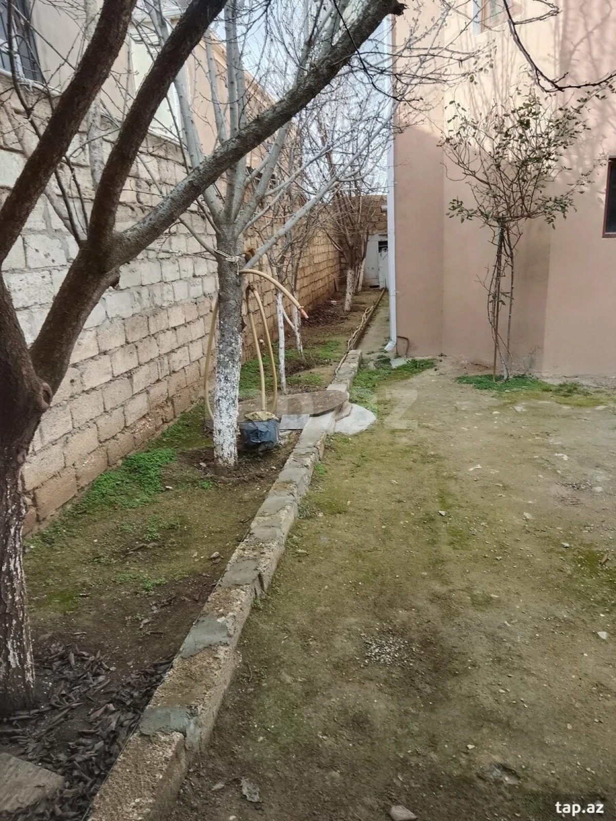 Satılır 11 otaqlı həyət evi